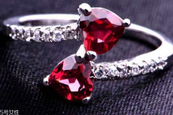 石榴石戒指寓意是什么 象征對(duì)愛情的忠誠(chéng) 石榴石戒指寓意是什么 象征對(duì)愛情的忠誠(chéng)