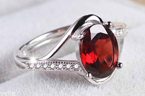 石榴石戒指寓意是什么 象征對(duì)愛情的忠誠(chéng) 石榴石戒指寓意是什么 象征對(duì)愛情的忠誠(chéng)