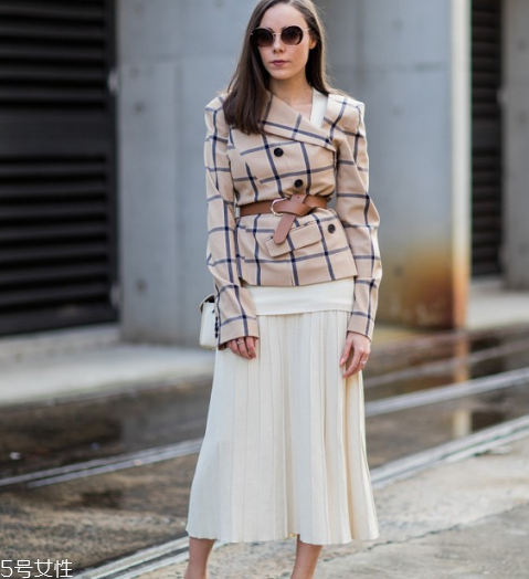 淺駝色衣服搭配圖片 時髦百搭首選 淺駝色衣服搭配圖片 時髦百搭首選