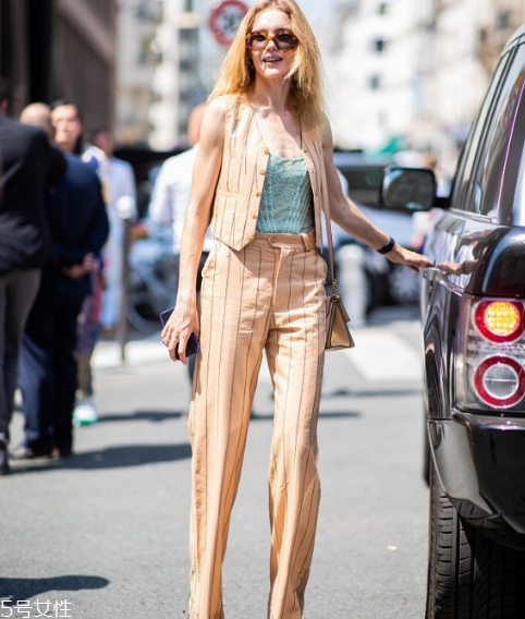 淺駝色衣服搭配圖片 時髦百搭首選 淺駝色衣服搭配圖片 時髦百搭首選