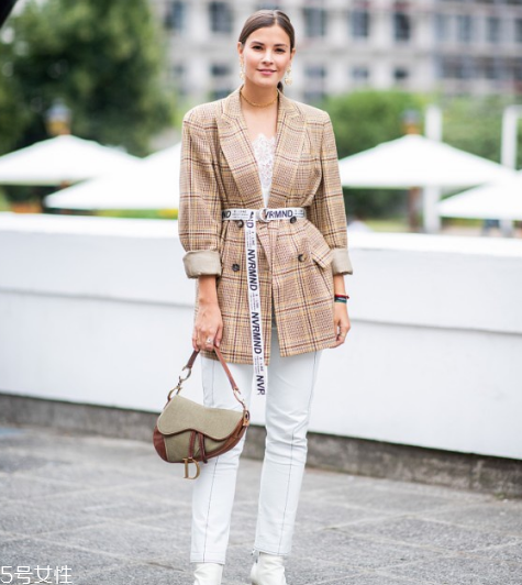 淺駝色衣服搭配圖片 時髦百搭首選 淺駝色衣服搭配圖片 時髦百搭首選