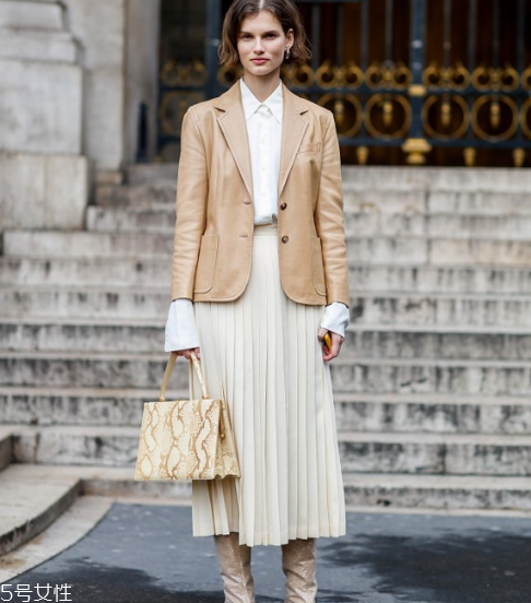 淺駝色衣服搭配圖片 時髦百搭首選 淺駝色衣服搭配圖片 時髦百搭首選