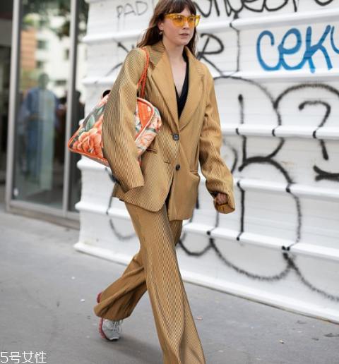 淺駝色衣服搭配圖片 時髦百搭首選 淺駝色衣服搭配圖片 時髦百搭首選