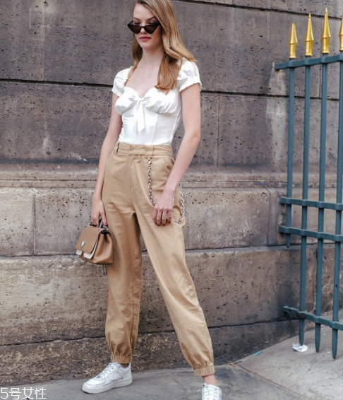 淺駝色衣服搭配圖片 時髦百搭首選 淺駝色衣服搭配圖片 時髦百搭首選