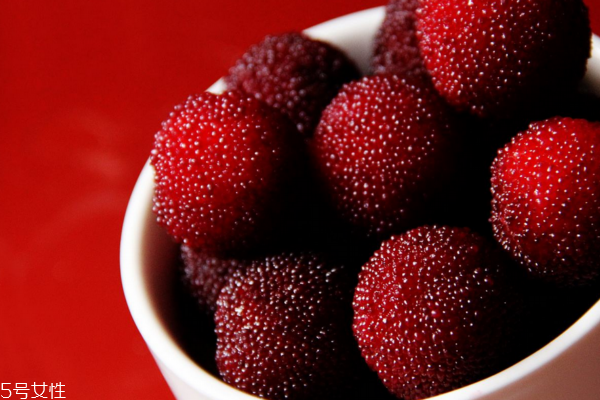 楊梅泡酒能放多長時(shí)間 喝它一定要看 楊梅泡酒能放多長時(shí)間 喝它一定要看