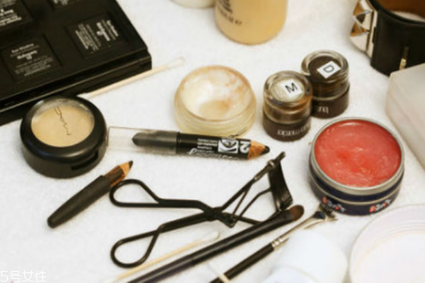 過期的化妝品有什么用途 過期的化妝品這樣處理 過期的化妝品有什么用途 過期的化妝品這樣處理