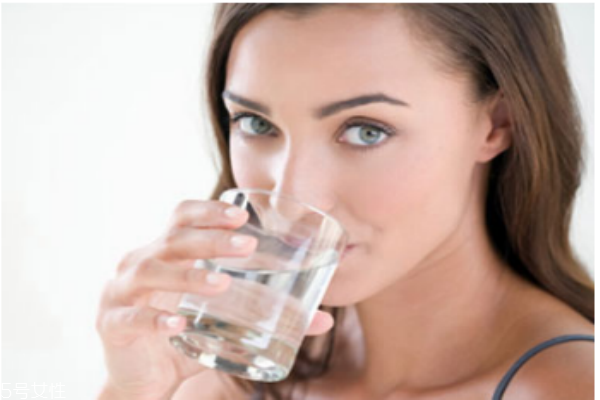 白開水喝多了有什么危害 白開水的妙用 白開水喝多了有什么危害 白開水的妙用