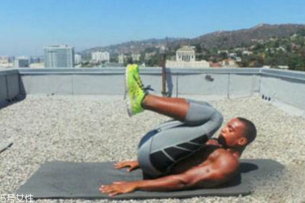 反向卷腹的正確做法 細(xì)節(jié)要注意 反向卷腹的正確做法 細(xì)節(jié)要注意