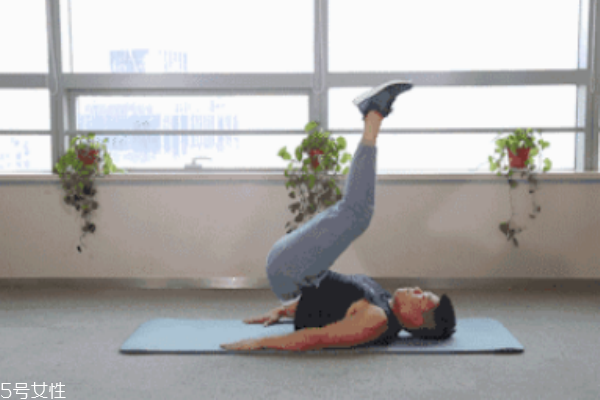 反向卷腹的正確做法 細(xì)節(jié)要注意 反向卷腹的正確做法 細(xì)節(jié)要注意