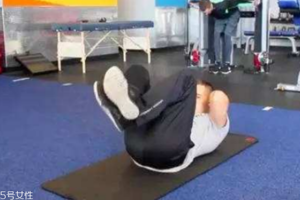 反向卷腹的正確做法 細(xì)節(jié)要注意 反向卷腹的正確做法 細(xì)節(jié)要注意