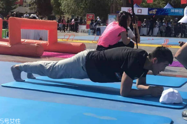 腰間盤突出能做平板支撐嗎 動(dòng)作要規(guī)范