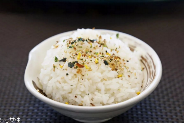 米飯?zhí)珴裨趺崔k 這樣讓它變干 米飯?zhí)珴裨趺崔k 這樣讓它變干