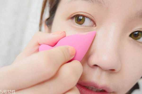 化妝前怎么定妝 妝前2個步驟牢牢定住妝容 化妝前怎么定妝 妝前2個步驟牢牢定住妝容