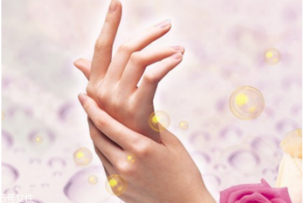 冬天手干燥開裂怎么辦 冬天手干燥粗糙小竅門 冬天手干燥開裂怎么辦 冬天手干燥粗糙小竅門