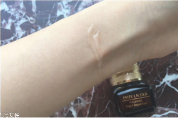 雅詩蘭黛小棕瓶眼霜和蘭蔻小黑瓶眼霜哪個(gè)好 告別熊貓眼