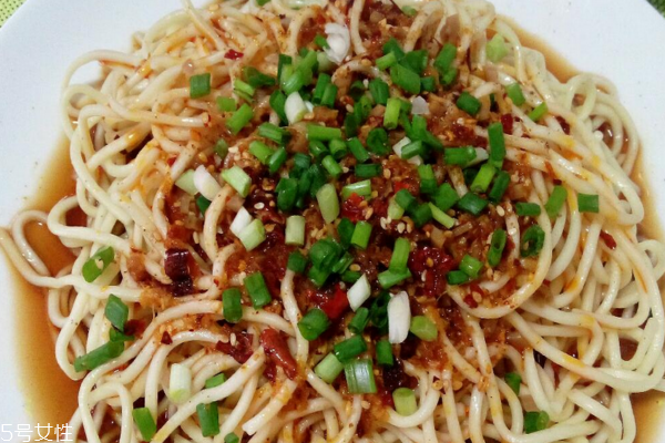 涼面可以炒著吃嗎 這個(gè)是可以的 涼面可以炒著吃嗎 這個(gè)是可以的