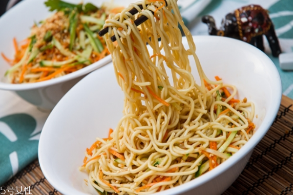 涼面可以過冷水嗎 涼白開更衛(wèi)生 涼面可以過冷水嗎 涼白開更衛(wèi)生