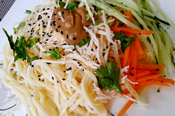 涼面可以過冷水嗎 涼白開更衛(wèi)生 涼面可以過冷水嗎 涼白開更衛(wèi)生