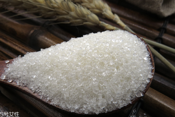 白糖變黃了可以吃嗎 還是可以的 白糖變黃了可以吃嗎 還是可以的