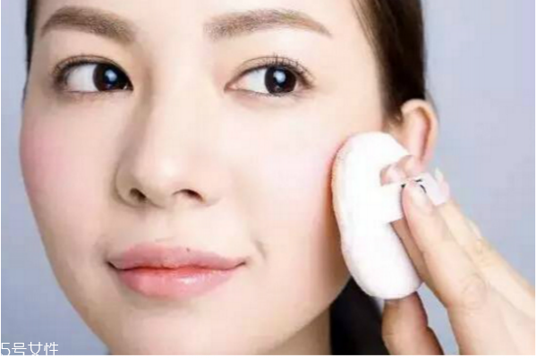 補妝怎么補 6個補妝技巧還你一整天精致裝妝容 補妝怎么補 6個補妝技巧還你一整天精致裝妝容