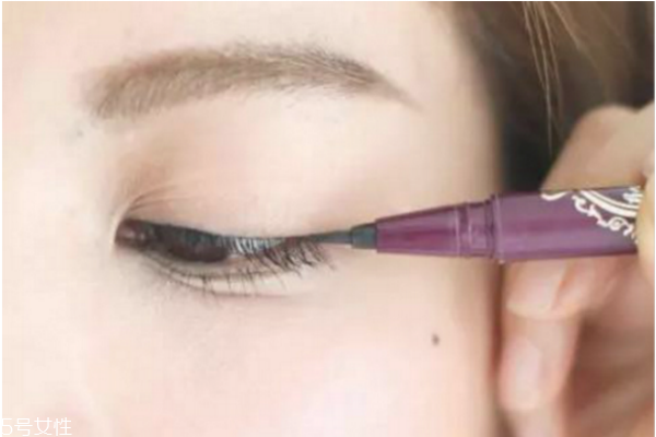 補妝怎么補 6個補妝技巧還你一整天精致裝妝容 補妝怎么補 6個補妝技巧還你一整天精致裝妝容