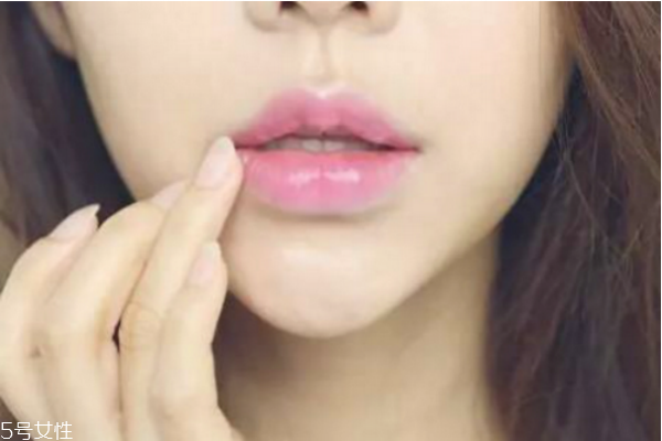 補妝怎么補 6個補妝技巧還你一整天精致裝妝容 補妝怎么補 6個補妝技巧還你一整天精致裝妝容