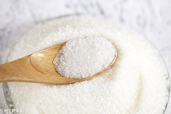 白糖變紅了可以吃嗎 建議不吃為好 白糖變紅了可以吃嗎 建議不吃為好