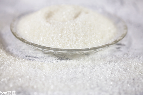 白糖變紅了可以吃嗎 建議不吃為好 白糖變紅了可以吃嗎 建議不吃為好