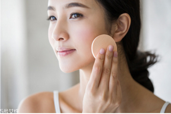 補(bǔ)妝怎么補(bǔ) 6個(gè)補(bǔ)妝技巧還你一整天精致裝妝容 補(bǔ)妝怎么補(bǔ) 6個(gè)補(bǔ)妝技巧還你一整天精致裝妝容