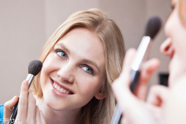 補(bǔ)妝怎么補(bǔ) 6個(gè)補(bǔ)妝技巧還你一整天精致裝妝容 補(bǔ)妝怎么補(bǔ) 6個(gè)補(bǔ)妝技巧還你一整天精致裝妝容