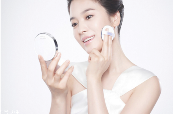 補(bǔ)妝怎么補(bǔ) 6個(gè)補(bǔ)妝技巧還你一整天精致裝妝容 補(bǔ)妝怎么補(bǔ) 6個(gè)補(bǔ)妝技巧還你一整天精致裝妝容