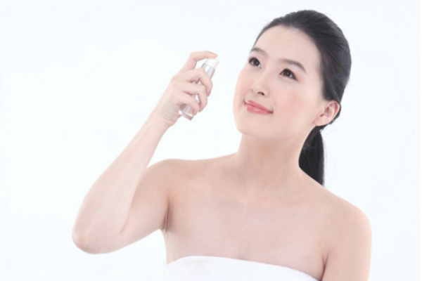 怎么補妝自然不卡粉 這樣補妝起皮也不怕 怎么補妝自然不卡粉 這樣補妝起皮也不怕