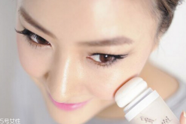 怎么補妝自然不卡粉 這樣補妝起皮也不怕 怎么補妝自然不卡粉 這樣補妝起皮也不怕