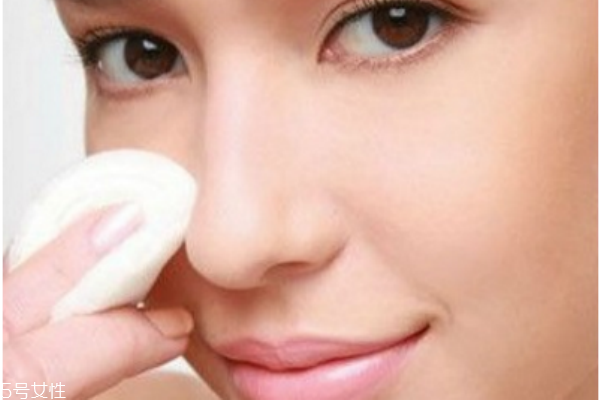 出門在外怎么補(bǔ)妝 出門在外的補(bǔ)妝技巧 出門在外怎么補(bǔ)妝 出門在外的補(bǔ)妝技巧