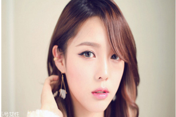 出門在外怎么補(bǔ)妝 出門在外的補(bǔ)妝技巧 出門在外怎么補(bǔ)妝 出門在外的補(bǔ)妝技巧