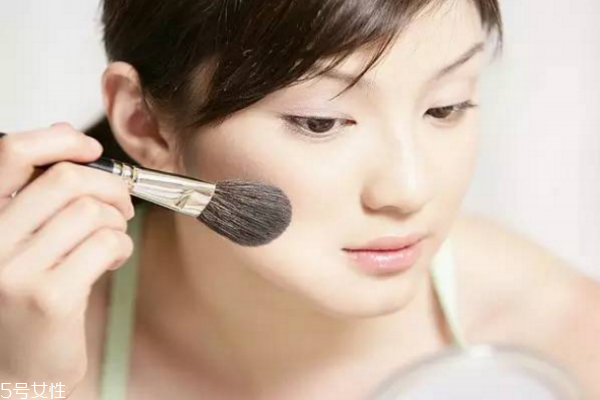 夏天臉出油化妝怎么辦 如何快速補妝以及化妝技巧 夏天臉出油化妝怎么辦 如何快速補妝以及化妝技巧