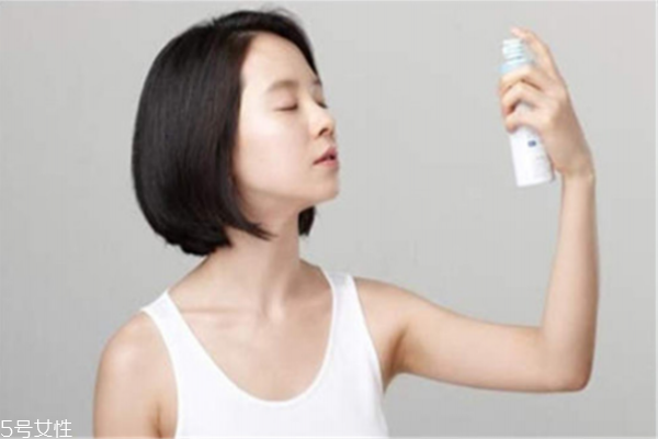 定妝噴霧好用嗎 一瓶輕松搞定脫妝問題 定妝噴霧好用嗎 一瓶輕松搞定脫妝問題