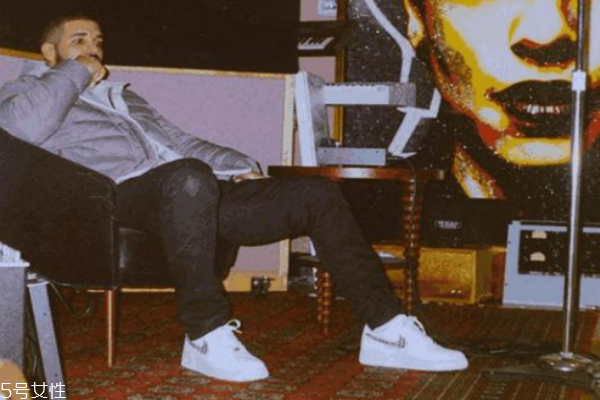 識貨上的鞋都是正品嗎 不能完全信任 識貨上的鞋都是正品嗎 不能完全信任