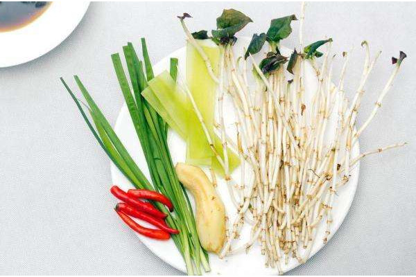 折耳根可以治療胃炎嗎？這個(gè)季節(jié)挖折耳根最嫩最討喜