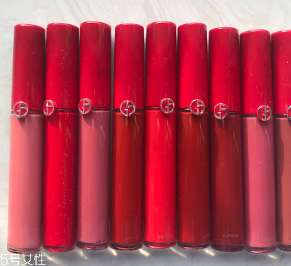 ysl黑管唇釉402和阿瑪尼紅管唇釉402哪個好 ysl黑管唇釉402和阿瑪尼紅管唇釉402哪個好