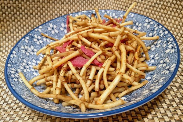 折耳根可以治療胃炎嗎？這個季節(jié)挖折耳根最嫩最討喜