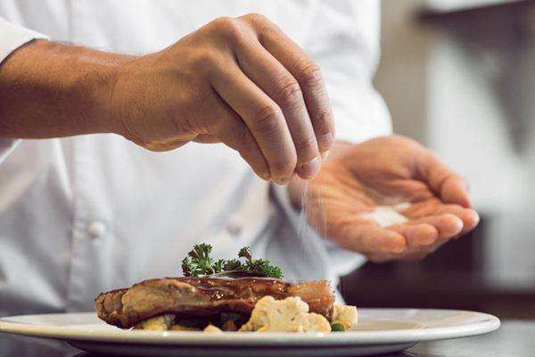 炒菜鹽放多了怎么辦？加這些食物可以避免菜過咸