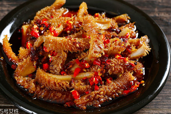 牛肚為什么咬不動(dòng) 因?yàn)榛鸷虿粔? alt=