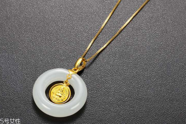 金鑲玉吊墜配什么鏈子 以紅繩為佳 金鑲玉吊墜配什么鏈子 以紅繩為佳