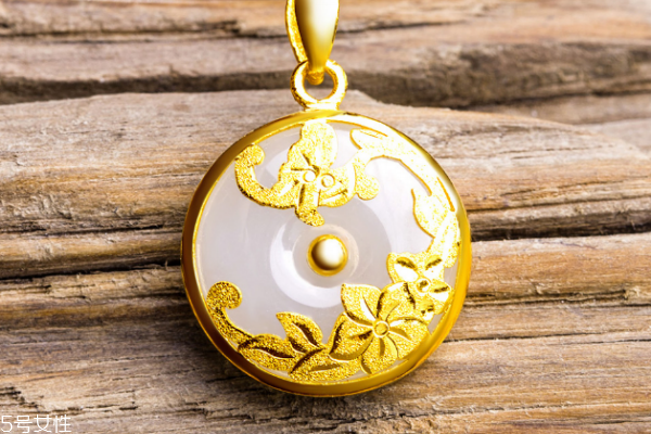 金鑲玉吊墜配什么鏈子 以紅繩為佳 金鑲玉吊墜配什么鏈子 以紅繩為佳