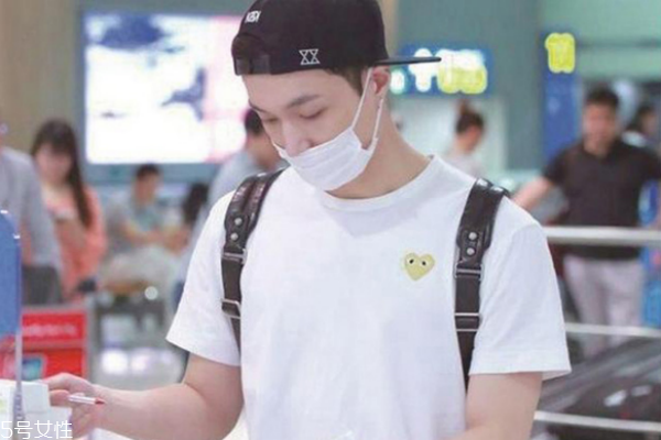 川久保玲t(yī)恤多少錢一件 別買到假貨 川久保玲t(yī)恤多少錢一件 別買到假貨