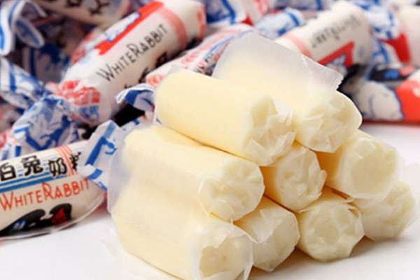 為什么大白兔奶糖包一層糯米糖紙？老版糖紙比一斤糖還貴