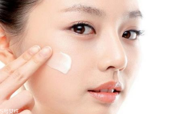 痘痘肌怎么補(bǔ)水 痘痘肌適合用的乳液推薦 痘痘肌怎么補(bǔ)水 痘痘肌適合用的乳液推薦