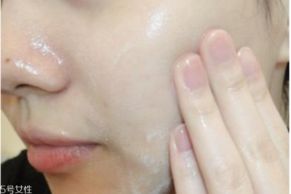 痘痘肌怎么補(bǔ)水 痘痘肌適合用的乳液推薦 痘痘肌怎么補(bǔ)水 痘痘肌適合用的乳液推薦