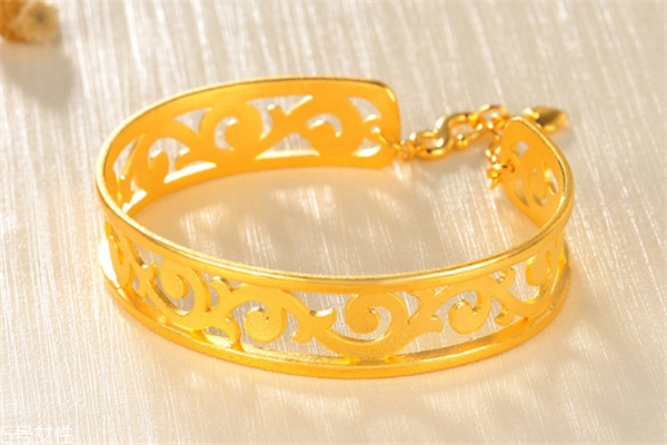 黃金手鐲能戴著洗澡嗎 會(huì)加速氧化 黃金手鐲能戴著洗澡嗎 會(huì)加速氧化